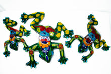 Cargar imagen en el visor de la galería, Ranas Decorativas de Talavera - Set de 3 Piezas
